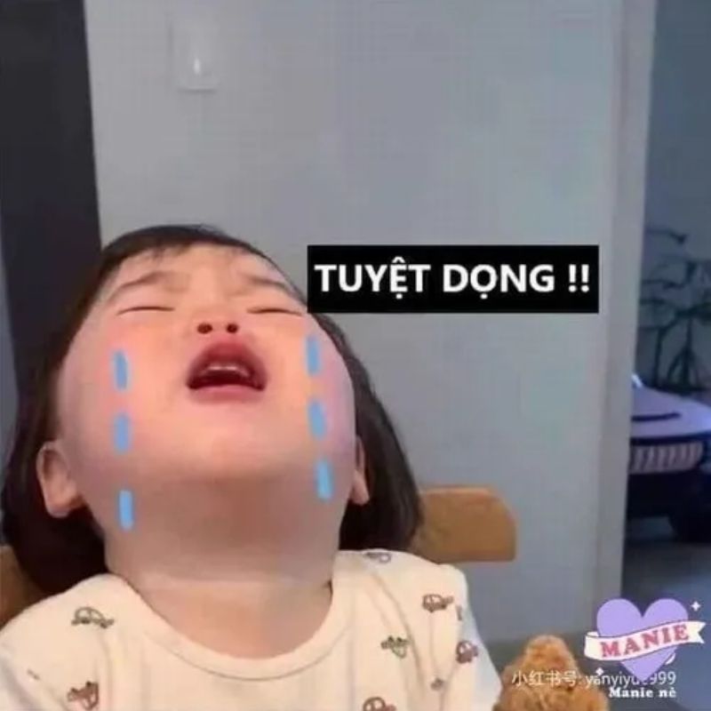 Reaction khóc nũng nịu với vẻ mặt đáng thương